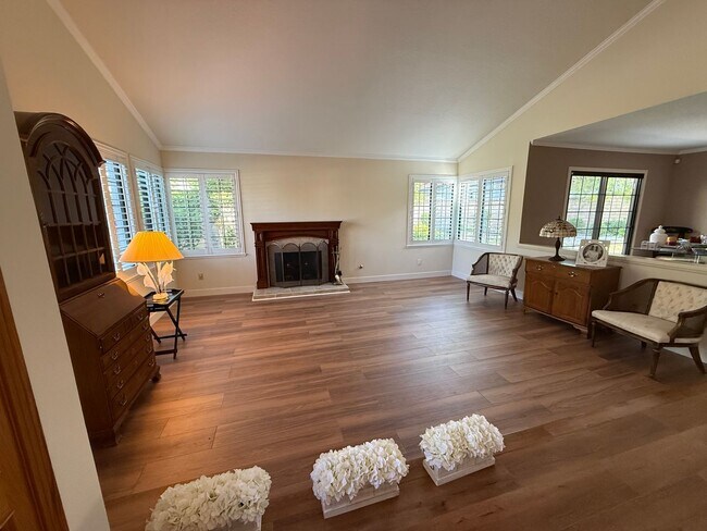 Foto del edificio - First time rental in a terrific East Simi Valley neighborhood.