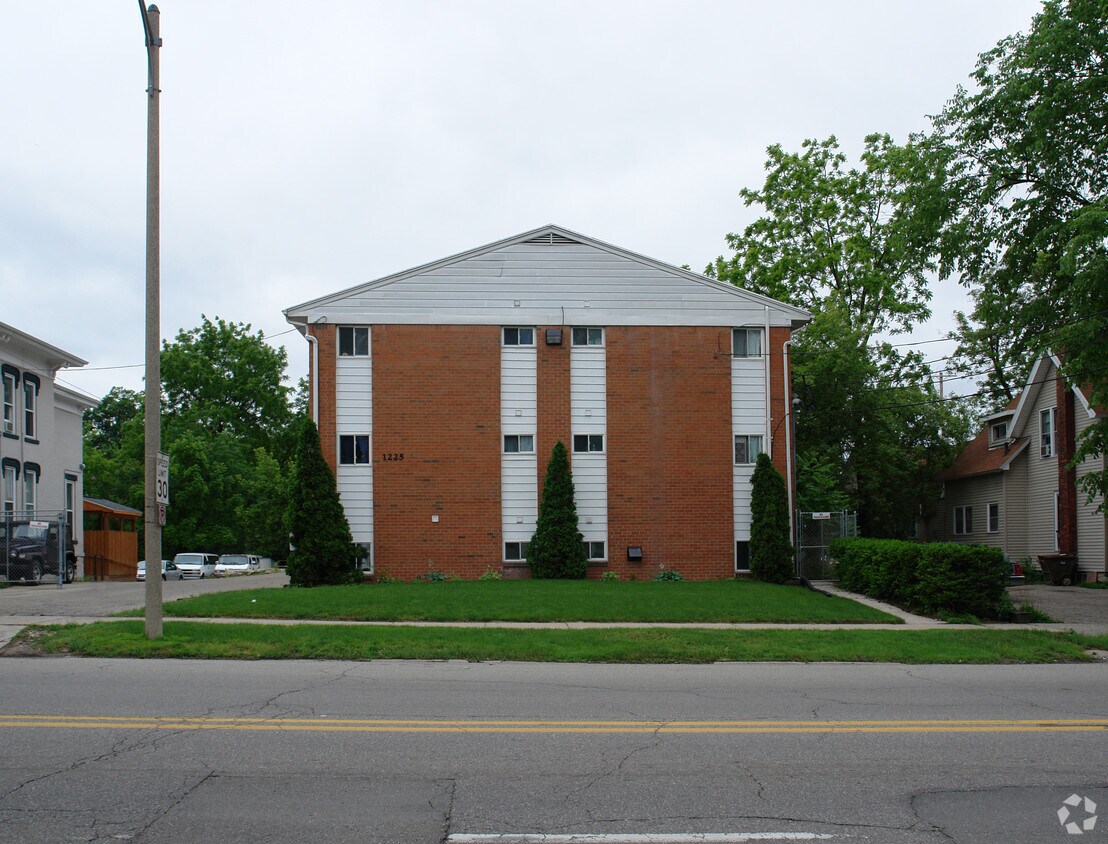 Foto del edificio - 1225 N Grand River Ave