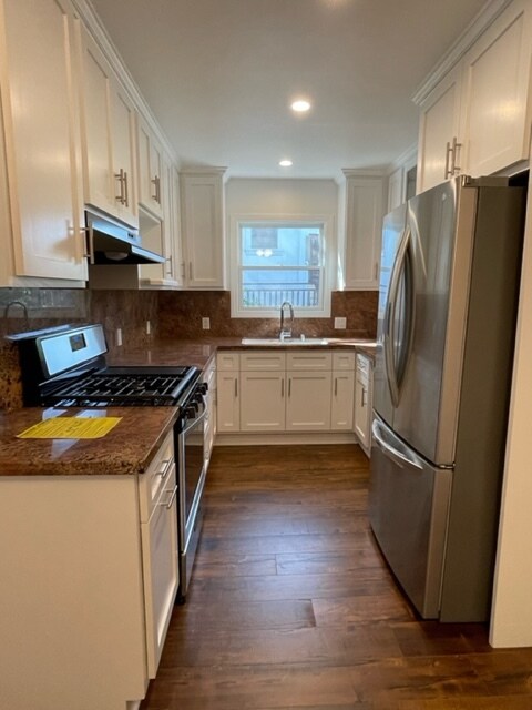 Kitchen - 948 E Edgeware Rd