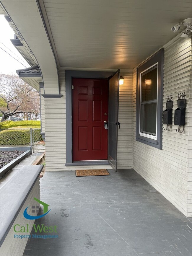 Building Photo - $2595 - 1Bed 1Bath Beautiful Duplex on a Tree Lined Street in the Rose Garden Area!