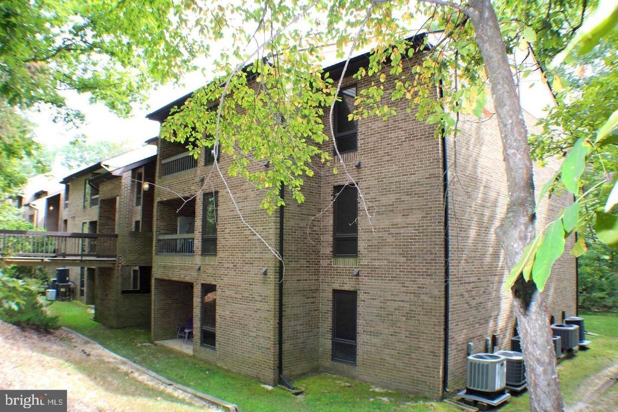 Primary Photo - 44695 White Oak Ct
