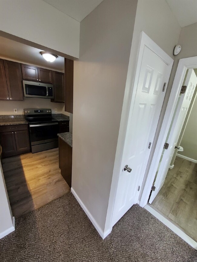 Foto del edificio - Updated 2 Bedroom, 2 Full Bathroom Ranch 1...