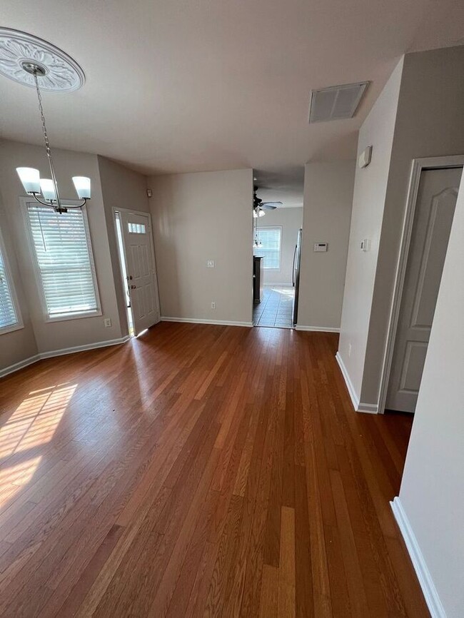 Building Photo - Spacious 3 bedroom 2.5 bathroom Townhome w...