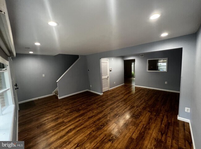 Building Photo - 302 Woodside Cir