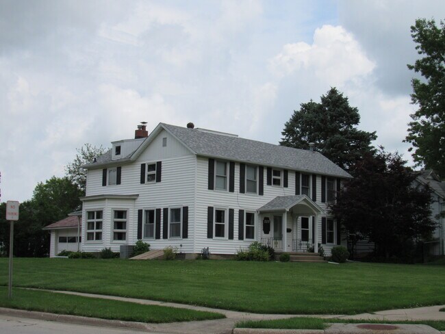 Building Photo - 229 W Pearl St