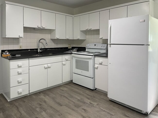 Building Photo - {10105} Charming 2 bedroom + 1 car garage + updated bathroom