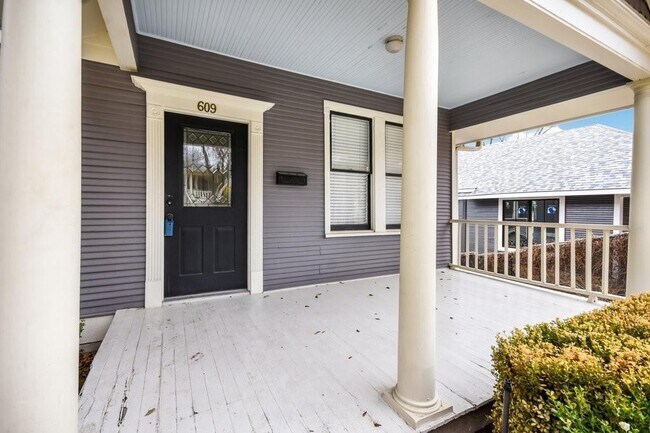 Building Photo - 609 Harthan St