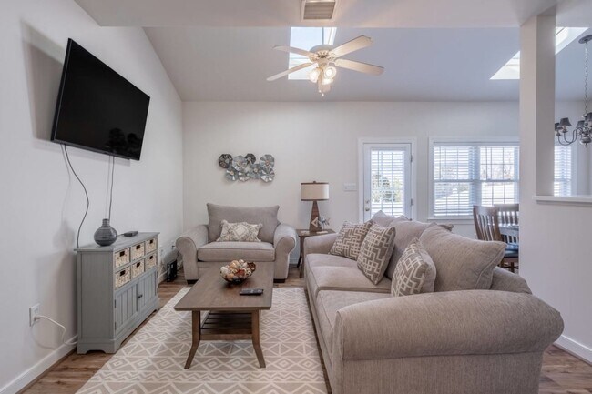 Foto del edificio - Three Bedroom Townhouse with First Floor P...