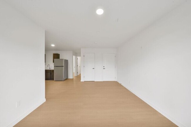 Building Photo - 916 S Holladay Dr