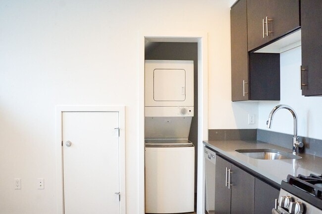 Foto del edificio - Immaculate & Modern St. Johns 1-Bedroom To...