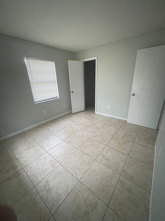 Building Photo - 1637 Barbarie Ln