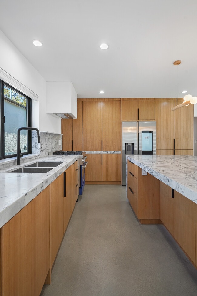 Building Photo - 6004 Lindley Ave