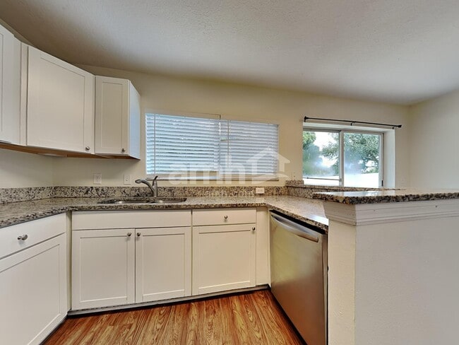 Building Photo - 10225 Summerview Cir