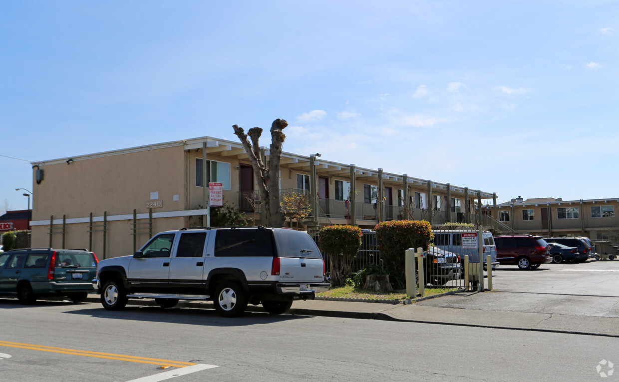 Primary Photo - Stone Square Apartments