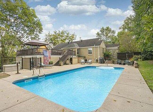 Building Photo - 828 Woodmont Blvd