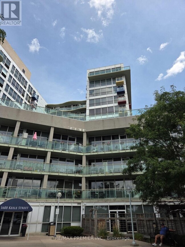 Building Photo - 1600 Keele St