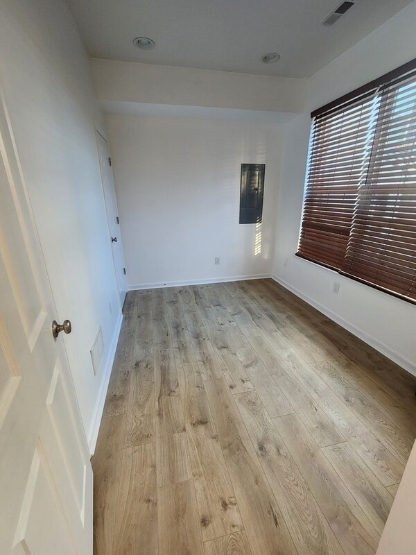 Building Photo - 1233 Parish Ave