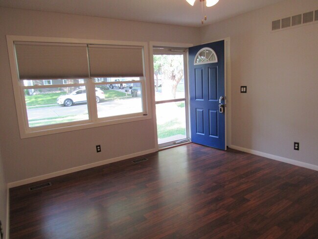 Building Photo - 333 W 61st Pl