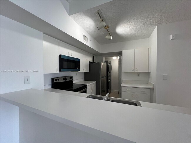 Building Photo - 2640 S University Dr