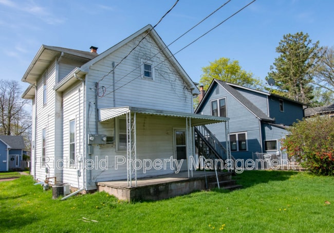 Building Photo - 1562 Clinton St