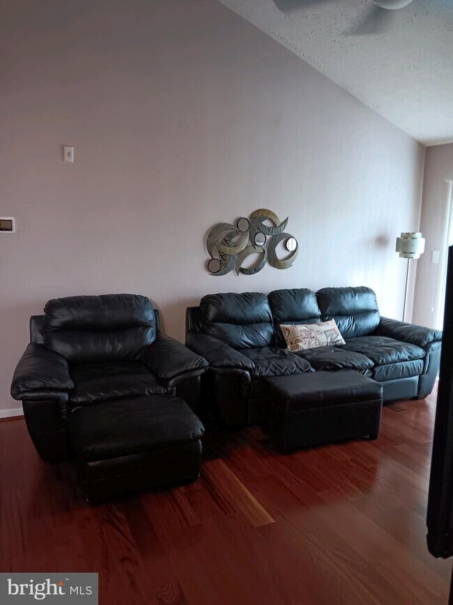 Building Photo - 8961 Town Center Cir