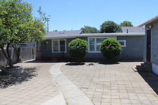 Foto del edificio - Three Bedroom, One Bathroom Single Family Home in Isleton.