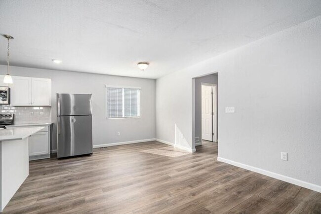 Building Photo - 115 Iris Ct