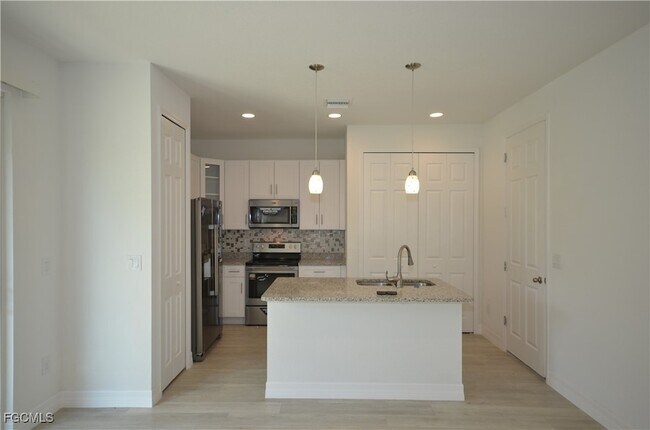 Foto del edificio - 272 Pelton Cir