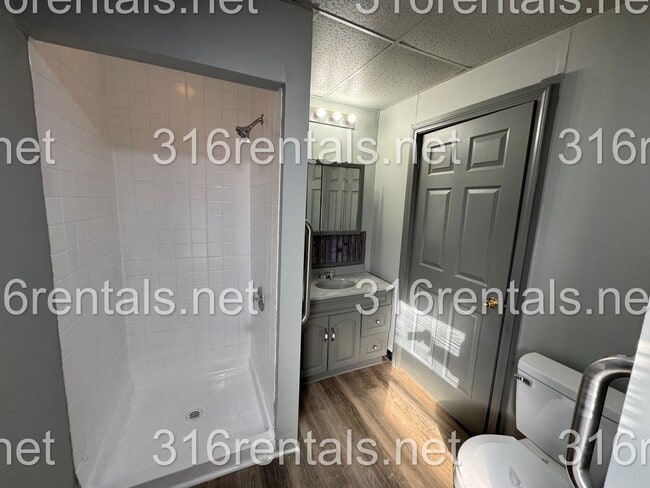 Building Photo - $1100 - 3 bed 1 bath - Single Family Home