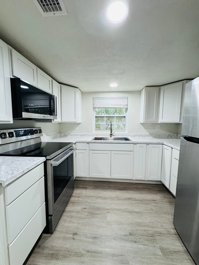 Kitchen - 7635 Pickett St