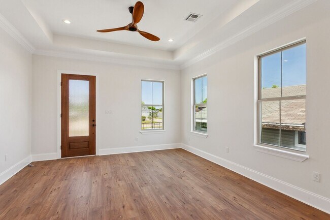 Foto del edificio - 606 Whitney Ave.