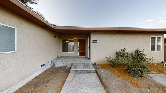 Foto del edificio - HUGE 10BR House on Montezuma!! - Large Private Parking Lot & Courtyard! - Right Next to Campus (L...