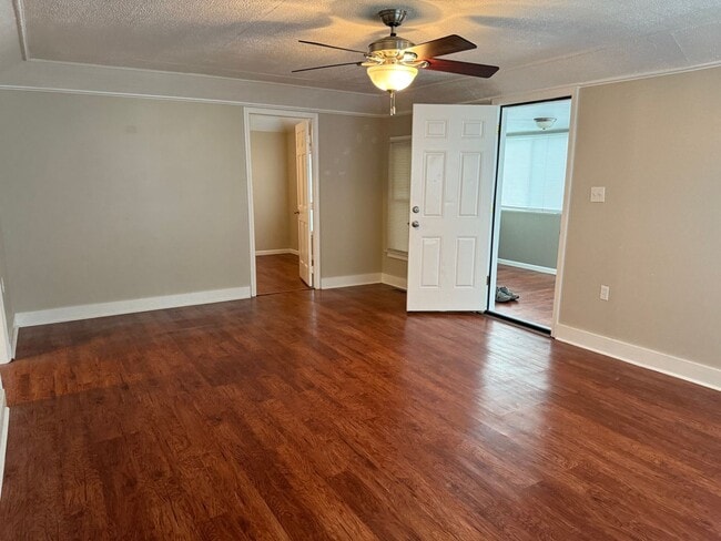 Foto del edificio - 2 bed/1 bath/fenced in backyard
