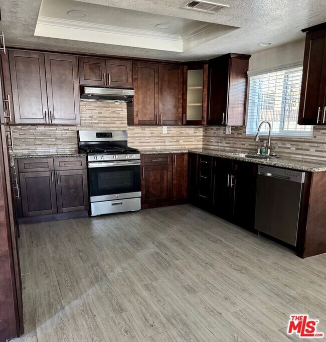 Foto del edificio - 1616 W 206th St