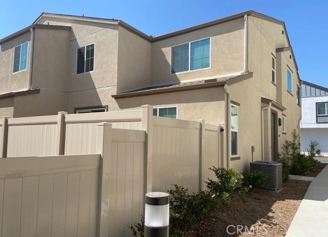 Foto del edificio - 215 Perennial Pl