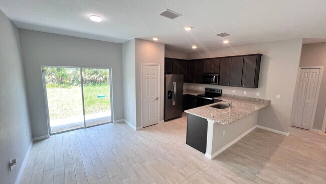 Building Photo - AWESOME 3 Bedroom / 2 Bath Home in Palm Ba...