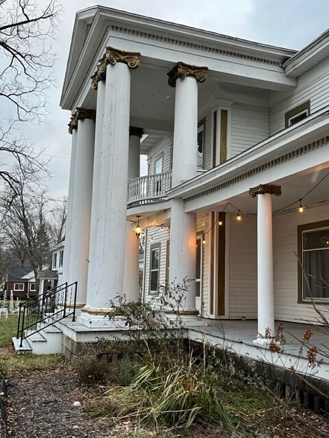 Nice porch and overlook - 310 River St