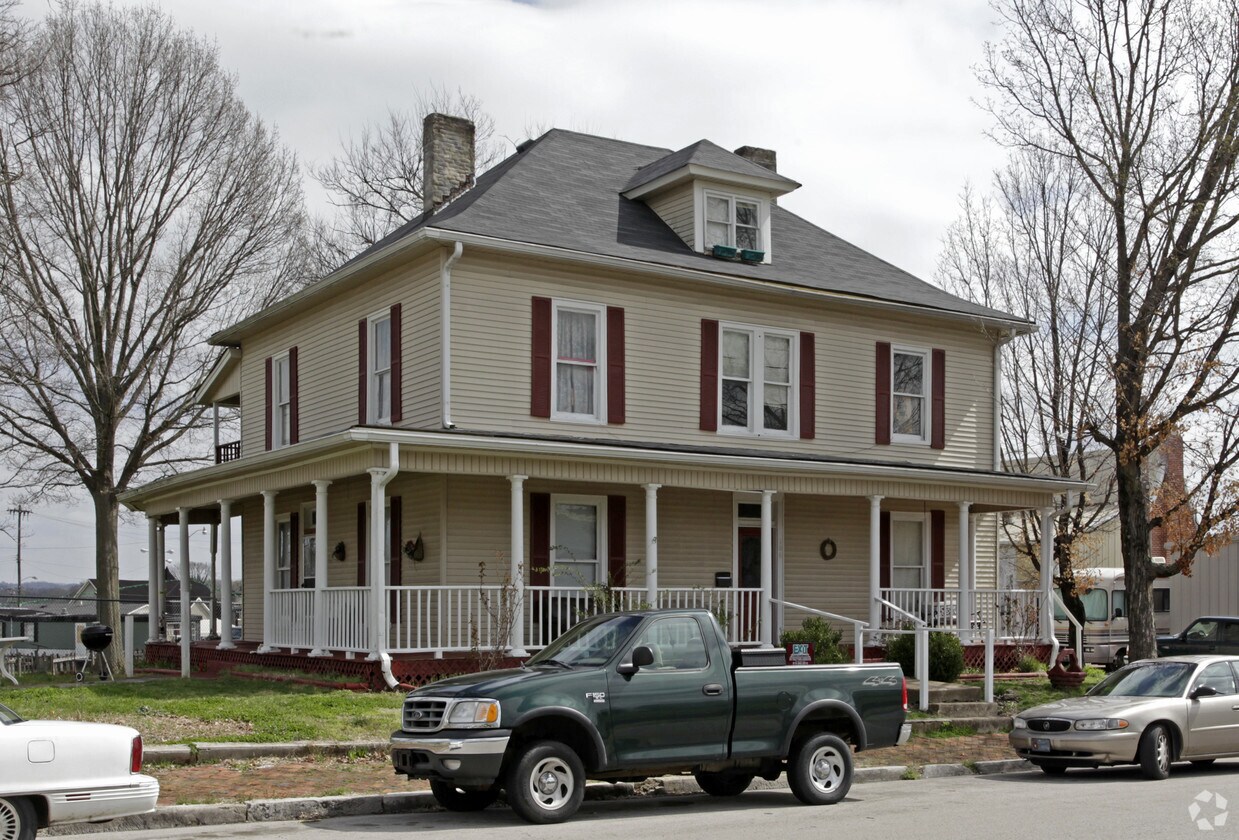 Primary Photo - 106 Depot St