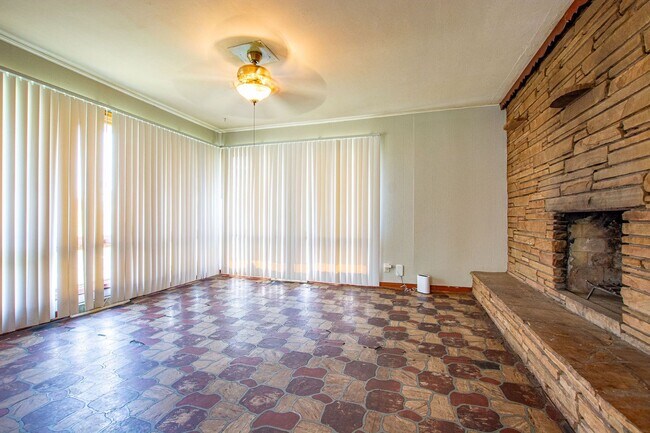 Building Photo - Extremely Spacious 2 Bedroom / 1 Bath Home