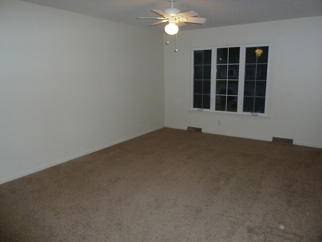 Building Photo - Olathe half duplex 3 Bedroom/2 bath/2 Livi...