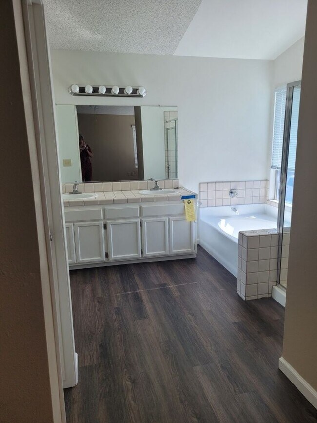 Building Photo - 4Bedroom 3 bath Home Sw