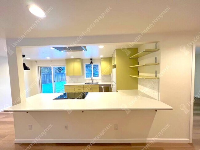 Foto del edificio - Updated 3 BR + home office w/ large yard in quiet cul-de-sac