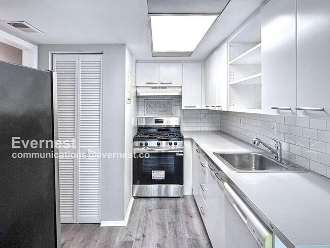 Foto del edificio - 6482 Klinect Ct