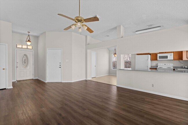 Foto del edificio - AVAILABLE NOW!