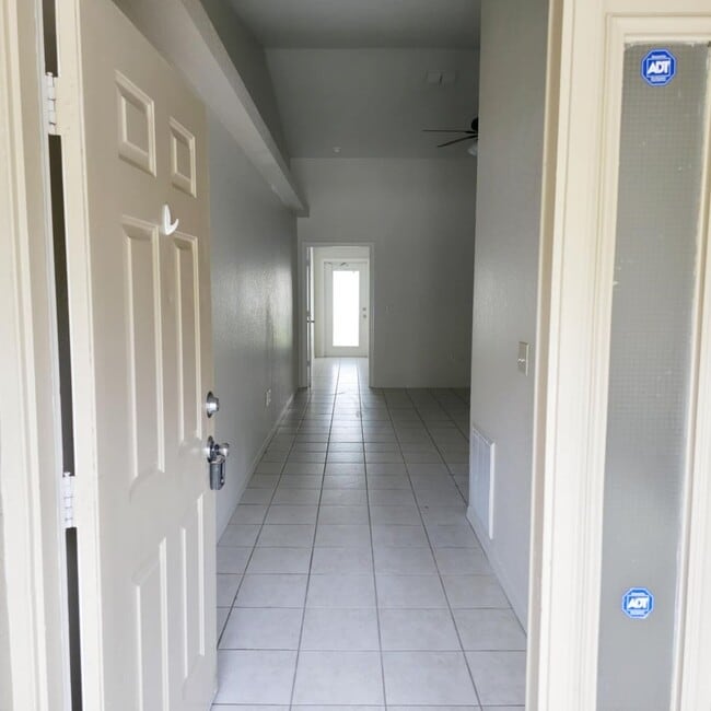 Foto del edificio - Clean & Bright 2 Bed / 2 Bath