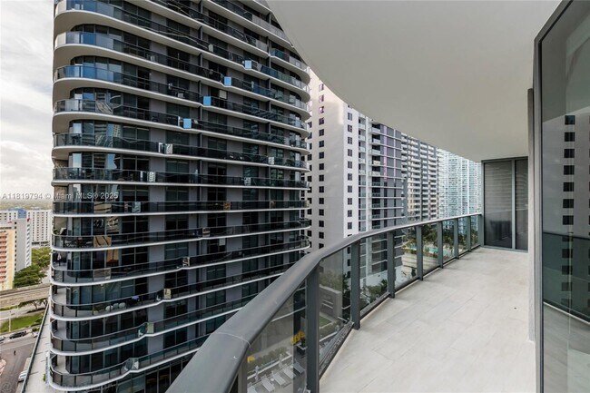Foto del edificio - 45 SW 9th St