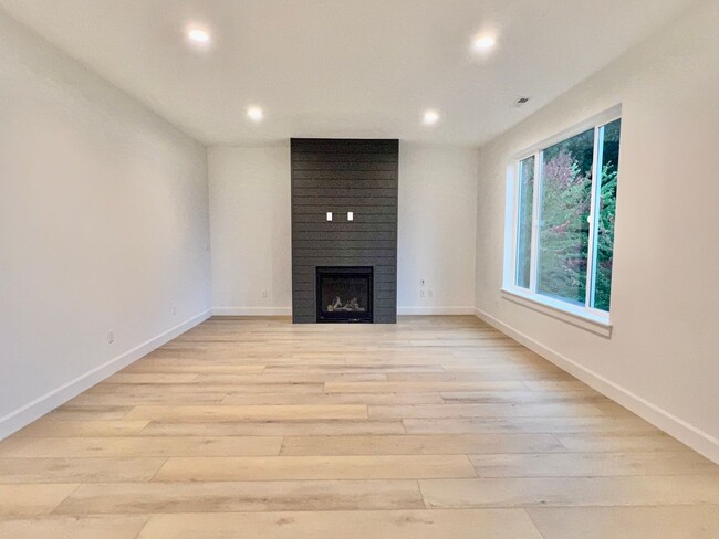 Building Photo - BRAND NEW!!! STUNNING SANDY, OR TOWNHOME O...