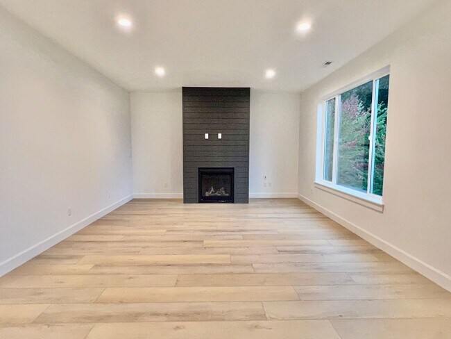 Foto del edificio - Modern Townhome Near Sandy High — Style, C...