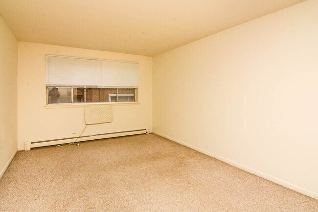 Building Photo - 527 W Aldine Ave
