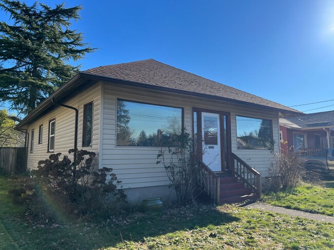 Building Photo - GORGEOUS PORTLAND BUNGALOW, LARGE LOT IN M...